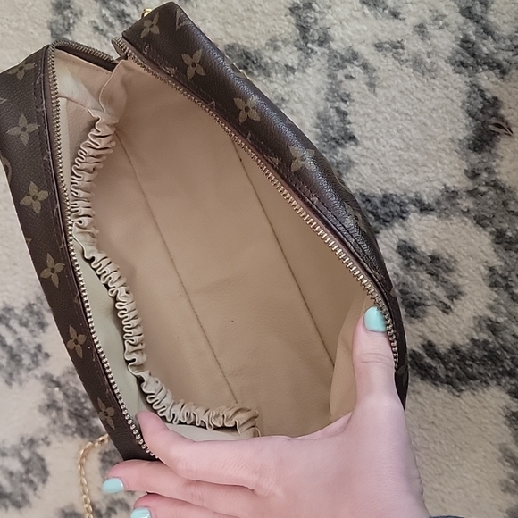 Louis Vuitton Monogram Trousse 28 Crossbody - Picture 7 of 10